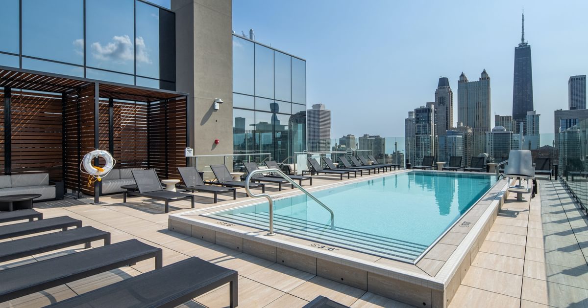 868 North Wells rooftop pool photo - Chicago, IL