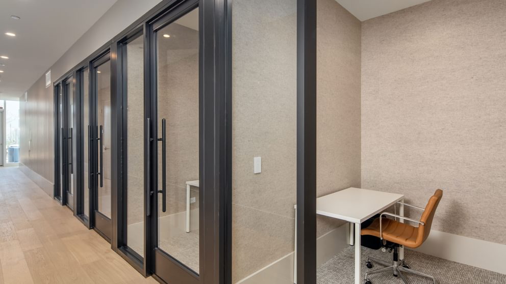 868 N Wells Office Hubs